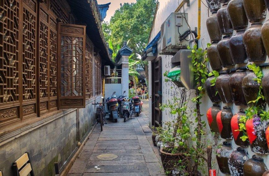 我和女友分手4个月了一直都有联系，今天她找我借钱。我借给她吗