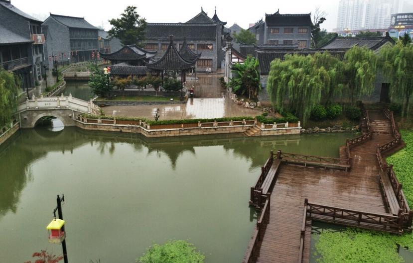 柳岩恋情曝光？神秘男子贴心陪伴，共度甜蜜时光